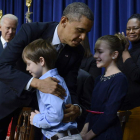 Obama, junto a Julia, la niña que le pidió que controlara las armas, y otro niño.