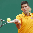 Novak Djokovic devuelve una bola a Tomas Berdych, durante la final del Master 1.000 de Montecarlo.