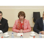 El primer ministro serbio, Ivica Dacic; la jefa de la diplomacia europea, Catherine Ashton, y el primer ministro kosovar, Hashim Taçhi, este viernes en Bruselas.