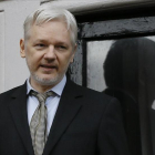 Julian Assange en el balcón de la embajada de Ecuador en Londres.