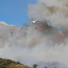 Un helicóptero sofoca el fuego en el entorno de Las Hoces de Vegacervera.