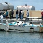 Los cadáveres de los africanos son sacados de la embarcación por la policía de la isla caribeña