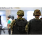 Unos soldados patrullan el aeropuerto de Toncontín, en Tegucigalpa