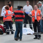 El cadáver de Carrasco yace tendido en la pasarela de los ambulatorios tras el crimen. RAMIRO