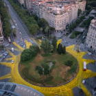 Greenpeace dibujó un gran sol contra el cambio climático en la plaza de Francesc Macià.
