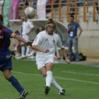 El lateral izquierdo Gorka cualga un balón al área en el partido contra el Huesca