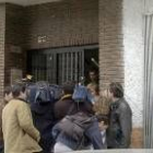 Una vecina de la calle Castilla La Nueva comenta a los periodista cómo ocurrió la detención