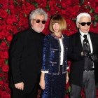 Almodóvar posa en el Moma con la editora Anna Wintour y el diseñador Karl Lagerfeld.