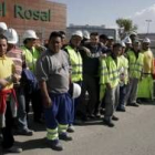 Los electricistas han decidido permanecer junto al centro comercial sin entrar a trabajar
