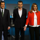 Juan Manuel Moreno (PP), Antonio Maíllo (IU) y Susana Díaz (PSOE), antes de iniciar el debate en RTVE, anoche.