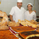 Antonio Martínez y su esposa en Chus Pan, una panadería especializada en empanadas.