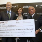 Del Bosque, María Barón (Síndrome Down) y Pascal Raffy (Relojes Bovet), muestran el cheque.