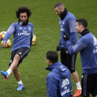 Cristiano Ronaldo, Karim Benzema y Marcelo durante el entrenamiento de ayer. CHEMA MOYA