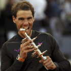 Rafa Nadal muerde el trofeo que le acredita como vencedor del Mutua Madrid Open 2017. BARRENECHEA