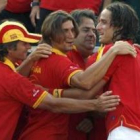 Los jugadores españoles celebran el pase a la final tras la victoria de Feliciano y Robredo .
