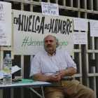Ramiro Pinto, ayer por la tarde, rodeado por los carteles de apoyo a su causa.