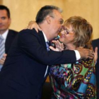 El alcalde Agustín Navarro recibe la recibe la felicitación de Maite Iraola, madre de Leire Pajín.