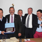 Momento en el que el empresario recoge su placa junto a los alcaldes de la zona. DL