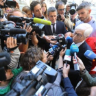 El abogado de Messi, Enrique Bacigalupo, contesta a un enjambre de periodistas a la entrada de la Audiencia de Barcelona, esta mañana