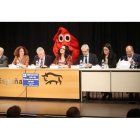Mesa presidencial de la asamblea de donantes de sangre, ayer en el centro Río Selmo. L. DE LA MATA