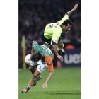 Giuly, del Barça, y Christian Schulz, del Bremen, luchan por el balón
