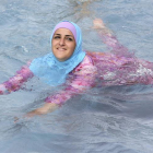Una mujer turca se baña con un "burkini".