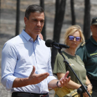 Pedro Sánchez, ayer en el incendio de Zaragoza, tras visitar los de Castilla y León y Galicia. JAVIER CEBOLLADA