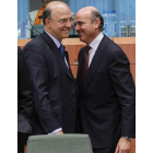 El ministro francés de Economía, Pierre Moscovici y De Guindos en una cumbre de la UE.