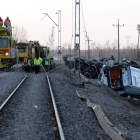 Operarios polacos trabajan en el lugar del accidente para despejar la vía de la chatarra.