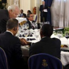 Miguel Ángel Moratinos saluda al presidente de Ruanda, Paul Kagame.