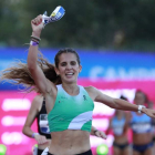 Marta García celebra su triunfo, el segundo consecutivo, en el Nacional de 5.000 metros. RFEA/MIGUÉLEZ
