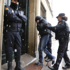 El monitor acusado de abusos, R. F. L, entrando ayer en la Audiencia Provincial de León escoltado por la Policía Nacional. ramiro