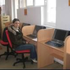 La responsable temporal del telecentro, junto a los terminales