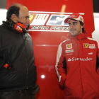 El fallecido Emilio Botín conversa con Fernando Alonso, en el circuito de Jerez, en una imagen del 2010.