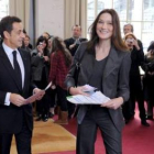 El presidente Sarkozy y la primera dama votan.