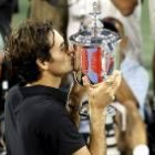 El suizo Roger Federer besa el trofeo tras vencer en la final