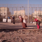 Imagen de la serie documental 'Al otro lado', con la valla que separa Melilla de Marruecos al fondo.