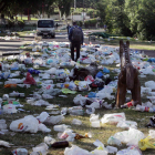 Bolsas de plástico acumuladas en el paseo del río en las fiestas de San Juan y San Pedro en León. RAMIRO