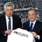 Ancelotti junto a Florentino Pérez en la presentación del italiano como entrenador del Madrid.