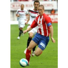 Torres avanza con el balón seguido de un defensor sevillista