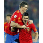 David Villa celebra eufórico junto a su compañero Fernando Torres el primer gol de España.