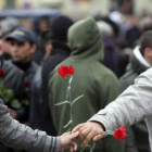 Imagen de dos manifestantes en las calles de Tirana.