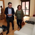 Fernando Salguero y Aurora Baza, en la visita a uno de los pisos. DL