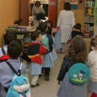 Alumnos de infantil acceden a un aula en un colegio de la ciudad.