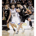 Vasileiadis protege el balón ante la presión de Sergio Llull.