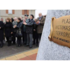 Imagen del homenaje en Grulleros, pueblo de Raúl Centeno, con sus padres al fondo.