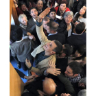 Pedro Sánchez saluda a los asistentes al acto que el PSOE celebró ayer en La Coruña. LAVANDEIRA JR