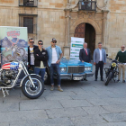 Los organizadores, junto al vicepresidente, con uno de los coches que participarán en el festival. RAMIRO