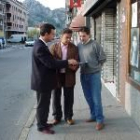 Luis Herrero Rubinat, Joaquín Otero y Luis Mariano Santos, ayer en una calle de Cistierna