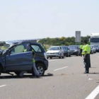El vehículo volcado en la calzada de la A-6 provocó retenciones en la León-Benavente